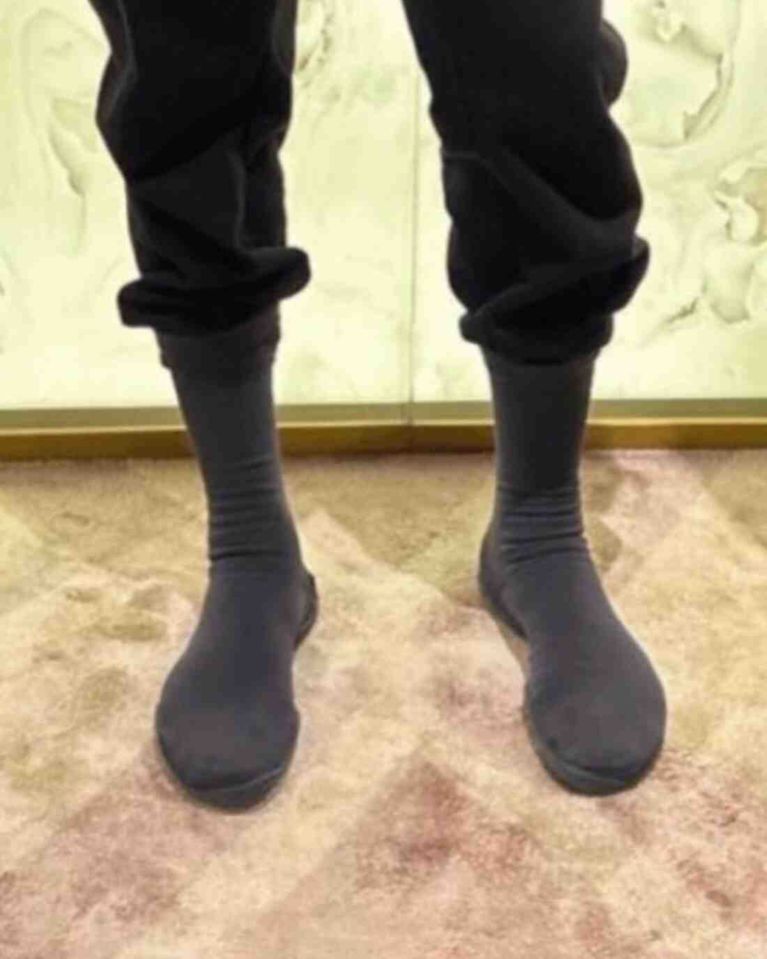 YEEZY, Kanye West - YZY Pods、Ye 的 "襪子鞋 "開始預售