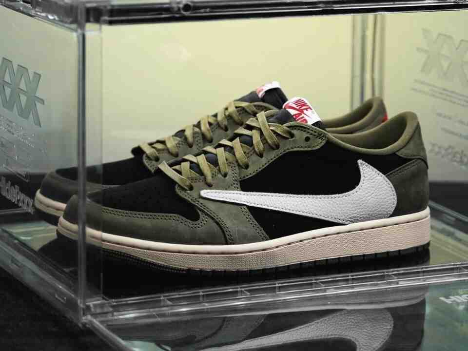 特拉維斯-斯科特 x Air Jordan 1 Low OG "黑橄欖 "2024 年秋季發佈 Travis Scott Air Jordan 1, Travis Scott, Air Jordan 1 Low, Air Jordan 1 - 特拉維斯-斯科特 x Air Jordan 1 Low OG "黑橄欖 "2024 年秋季發佈
