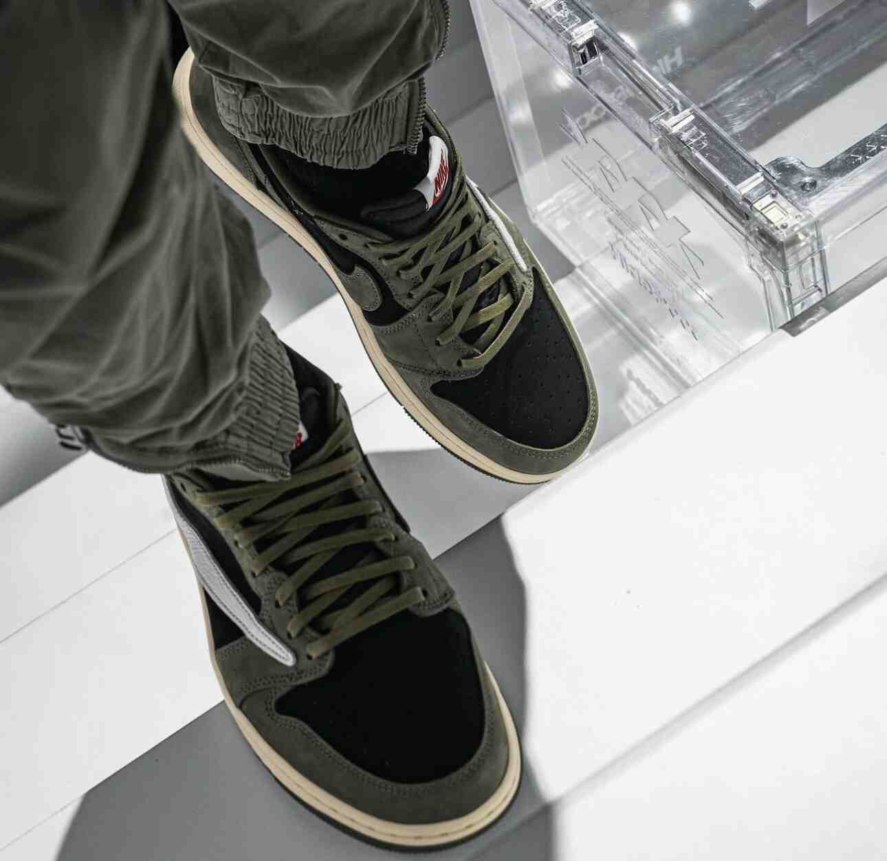 特拉維斯-斯科特 x Air Jordan 1 Low OG "黑橄欖 "2024 年秋季發佈 Travis Scott Air Jordan 1, Travis Scott, Air Jordan 1 Low, Air Jordan 1 - 特拉維斯-斯科特 x Air Jordan 1 Low OG "黑橄欖 "2024 年秋季發佈