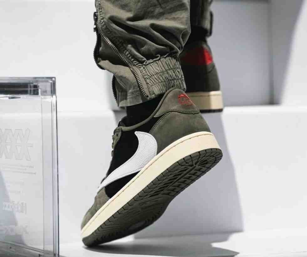 特拉維斯-斯科特 x Air Jordan 1 Low OG "黑橄欖 "2024 年秋季發佈 Travis Scott Air Jordan 1, Travis Scott, Air Jordan 1 Low, Air Jordan 1 - 特拉維斯-斯科特 x Air Jordan 1 Low OG "黑橄欖 "2024 年秋季發佈