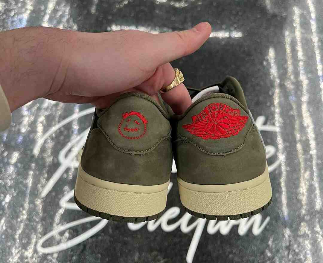特拉維斯-斯科特 x Air Jordan 1 Low OG "黑橄欖 "2024 年秋季發佈 Travis Scott Air Jordan 1, Travis Scott, Air Jordan 1 Low, Air Jordan 1 - 特拉維斯-斯科特 x Air Jordan 1 Low OG "黑橄欖 "2024 年秋季發佈