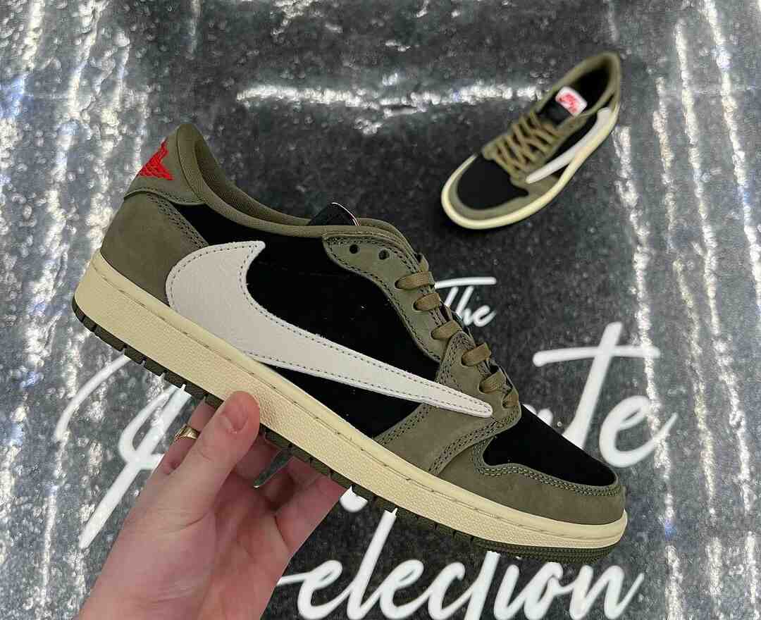特拉維斯-斯科特 x Air Jordan 1 Low OG "黑橄欖 "2024 年秋季發佈 Travis Scott Air Jordan 1, Travis Scott, Air Jordan 1 Low, Air Jordan 1 - 特拉維斯-斯科特 x Air Jordan 1 Low OG "黑橄欖 "2024 年秋季發佈
