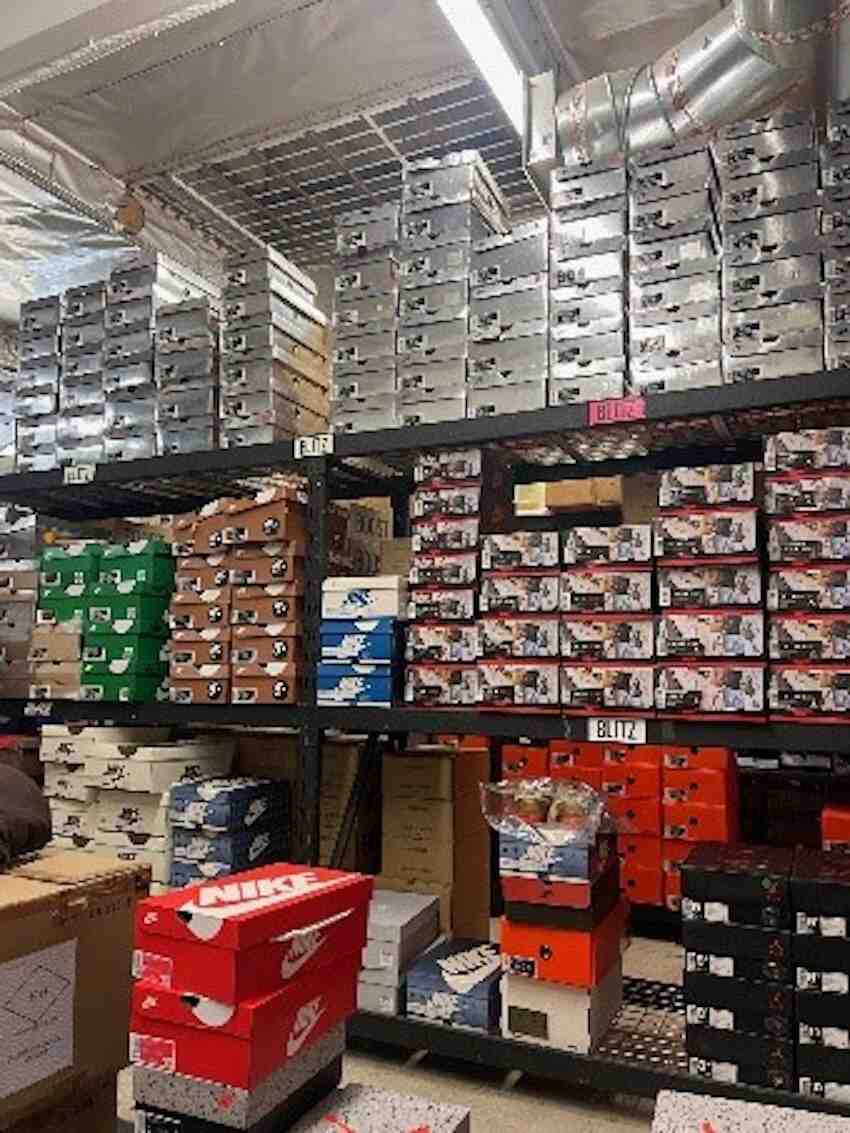 Sneakers, Nike, Air Jordan - 男子盜竊價值 500 萬美元的耐克產品