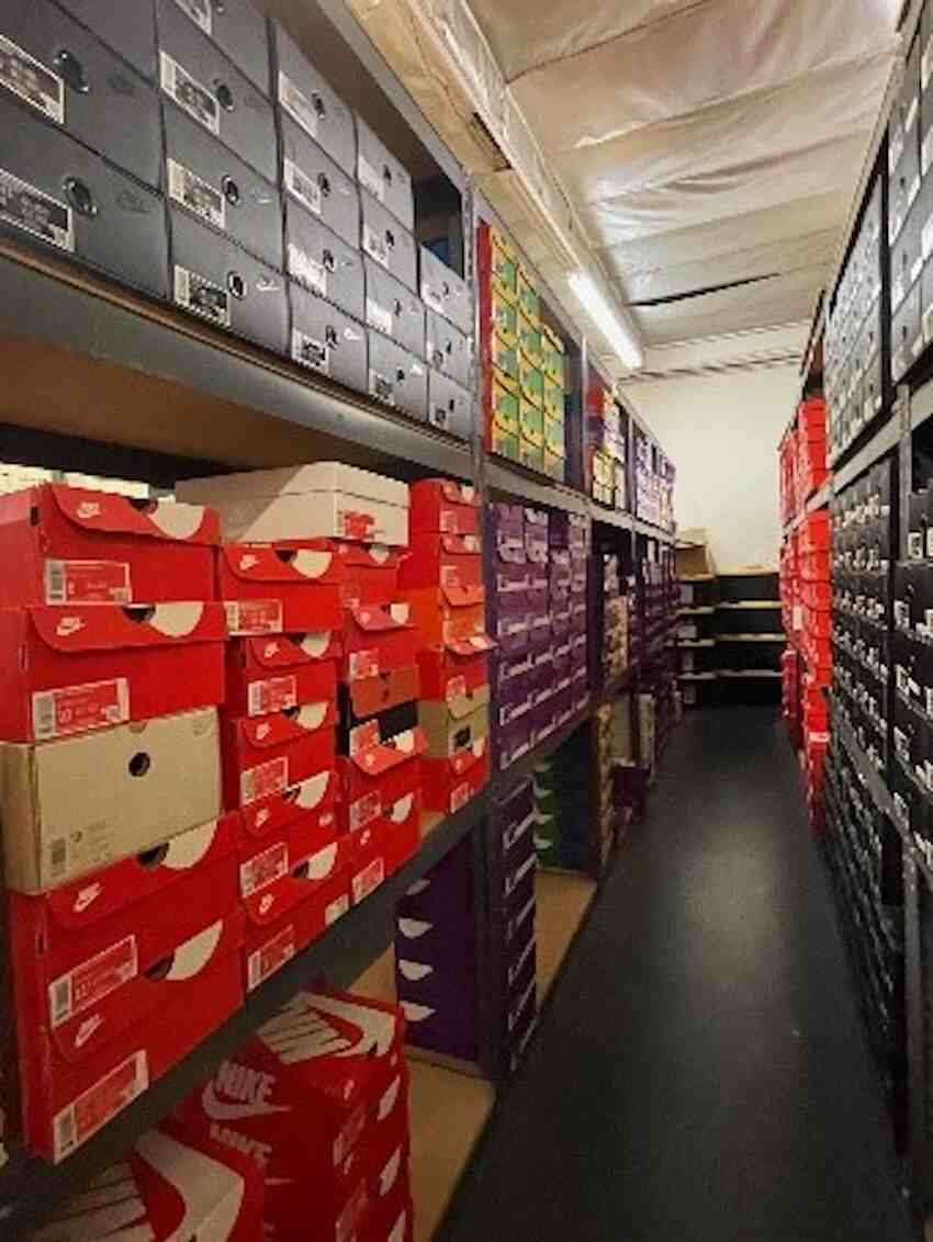Sneakers, Nike, Air Jordan - 男子盜竊價值 500 萬美元的耐克產品
