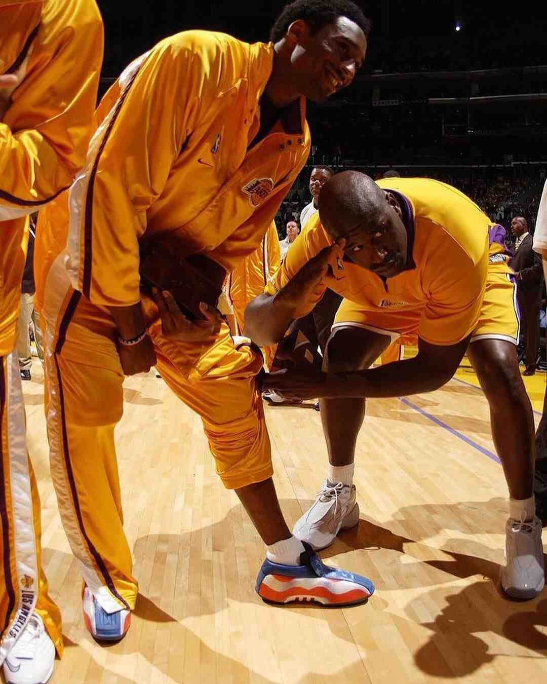 LeBron James, Kobe Bryant Shoes, Air Jordan 1, adidas Kobe 2, adidas - 勒布朗-詹姆斯在比賽中穿過的阿迪達斯科比 2 "美國國旗 "PE 將被拍賣