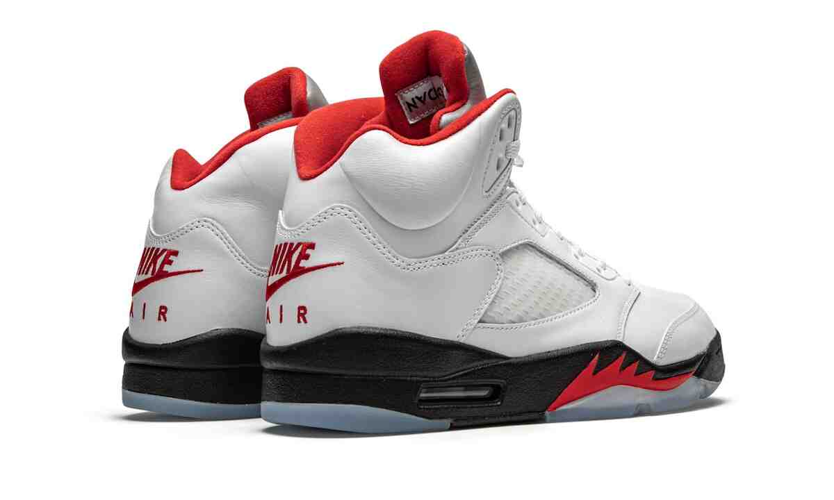 Community Poll, Air Jordan 5 Fire Red, Air Jordan 5, Air Jordan 3 Fire Red, Air Jordan 3 - 更好的 "火紅 "版本：喬丹 3 還是喬丹 5