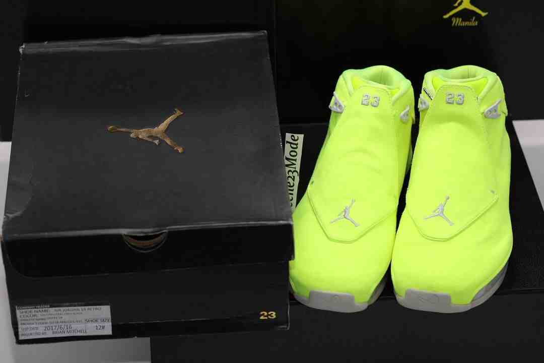 OVO, Drake, Air Jordan 18, Air Jordan 1, Air Jordan - 詳細外觀：德雷克的 OVO x Air Jordan 18 "Volt" PE