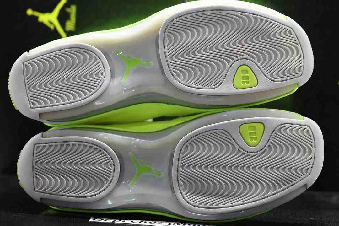 OVO, Drake, Air Jordan 18, Air Jordan 1, Air Jordan - 詳細外觀：德雷克的 OVO x Air Jordan 18 "Volt" PE