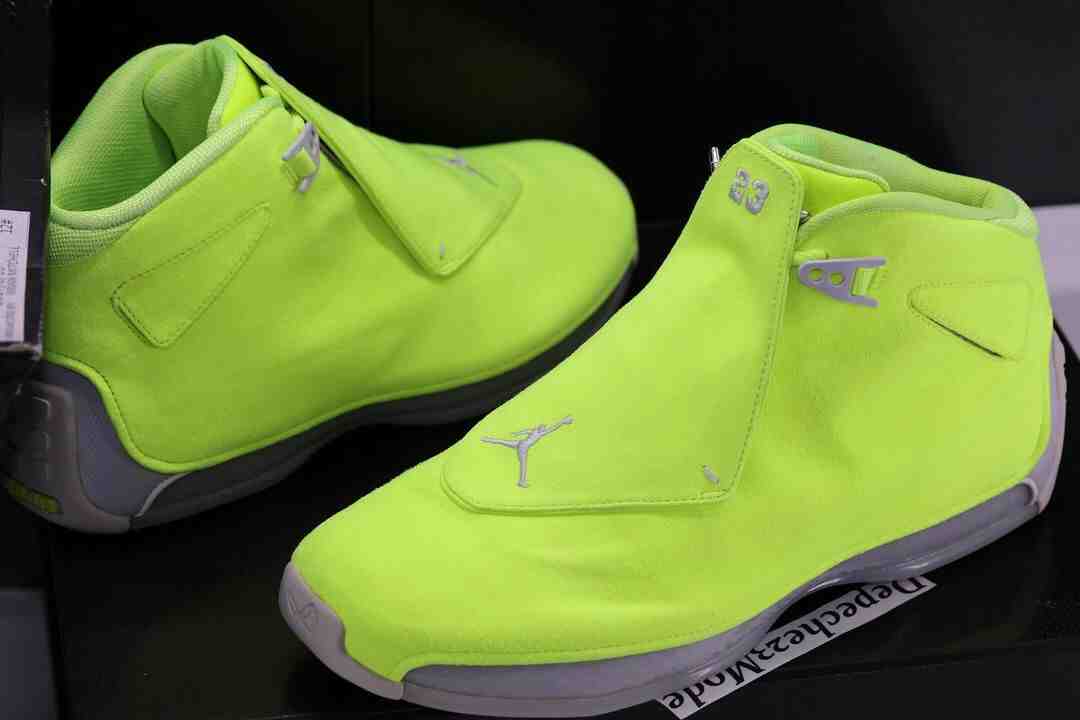 OVO, Drake, Air Jordan 18, Air Jordan 1, Air Jordan - 詳細外觀：德雷克的 OVO x Air Jordan 18 "Volt" PE