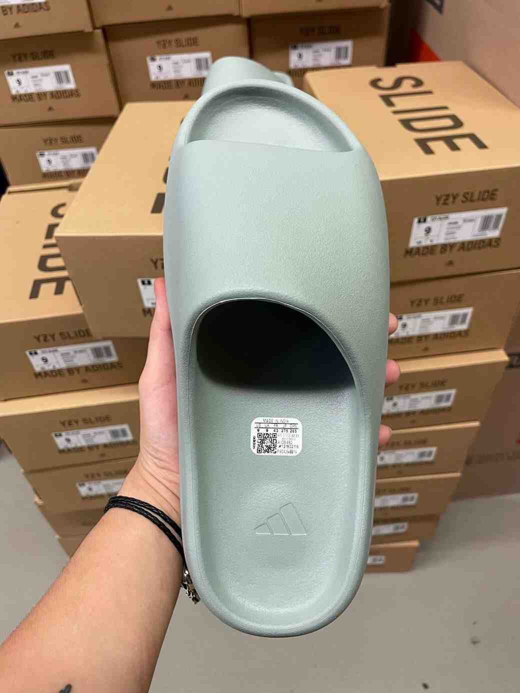 YEEZY, adidas YEEZY Slides, adidas Yeezy, adidas - 阿迪達斯 Yeezy Slide "鹽 "2024 年 3 月發佈