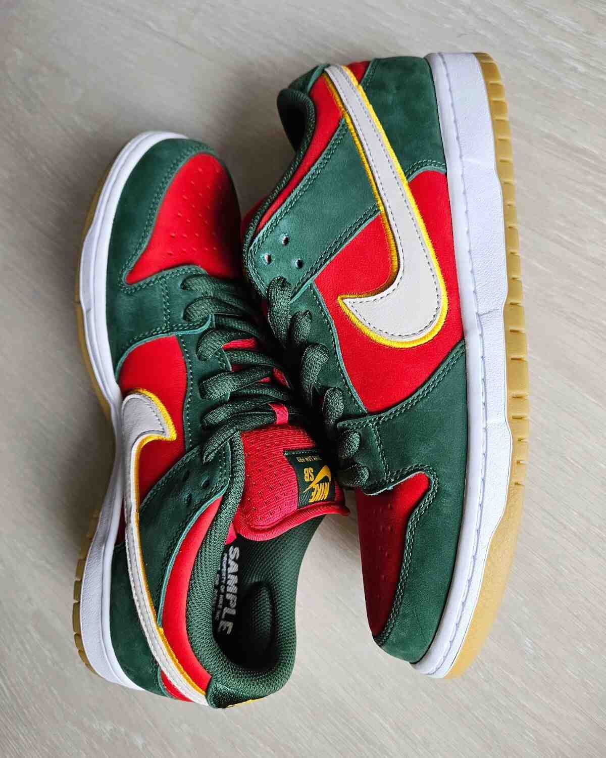 Nike SB Dunk Low, Nike - 耐克 SB Dunk Low PRM "西雅圖超音速隊 "2024 年假日發佈