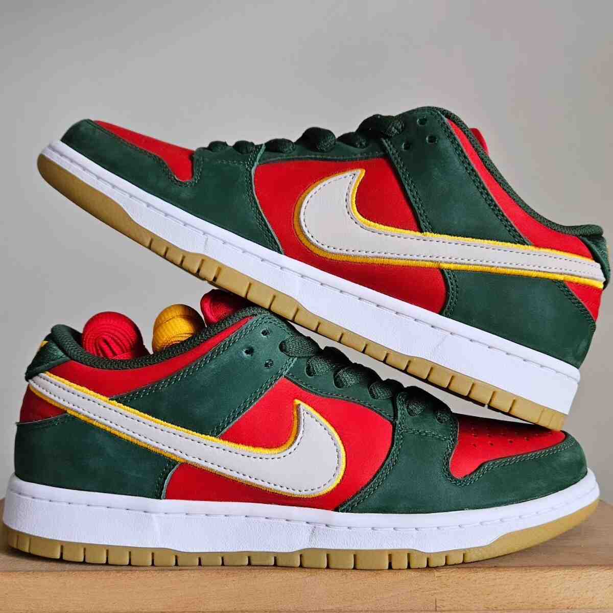 Nike SB Dunk Low, Nike - 耐克 SB Dunk Low PRM "西雅圖超音速隊 "2024 年假日發佈