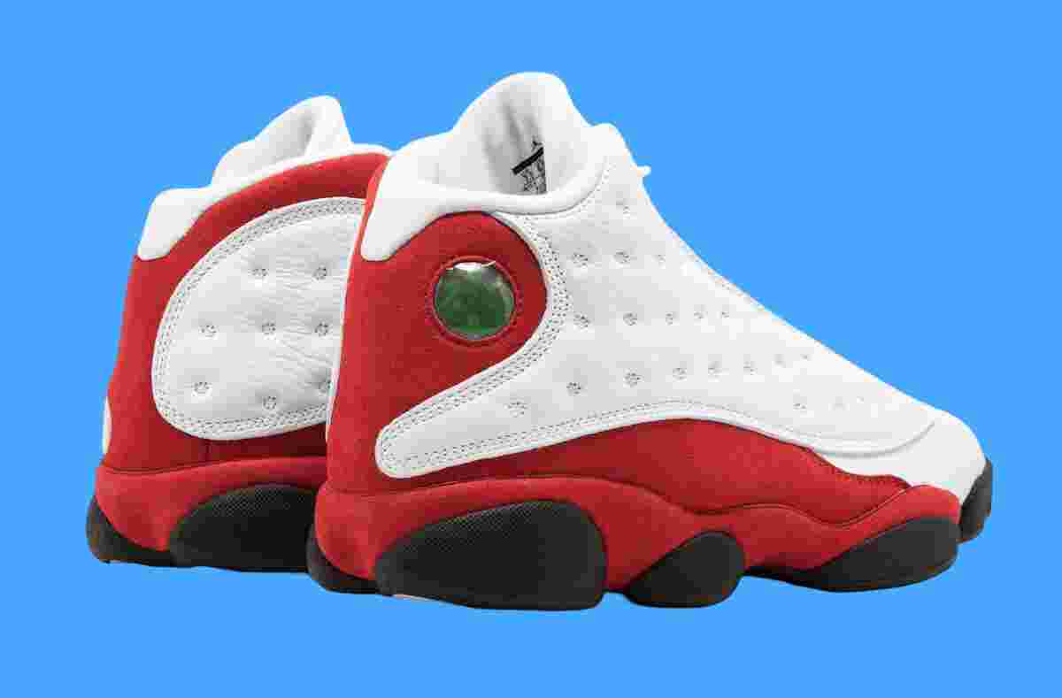 Community Poll, Air Jordan 13 Chicago, Air Jordan 13, Air Jordan 12 Cherry, Air Jordan 12 - 更好的發佈：Air Jordan 12 "櫻桃 "還是 Air Jordan 13 "芝加哥"