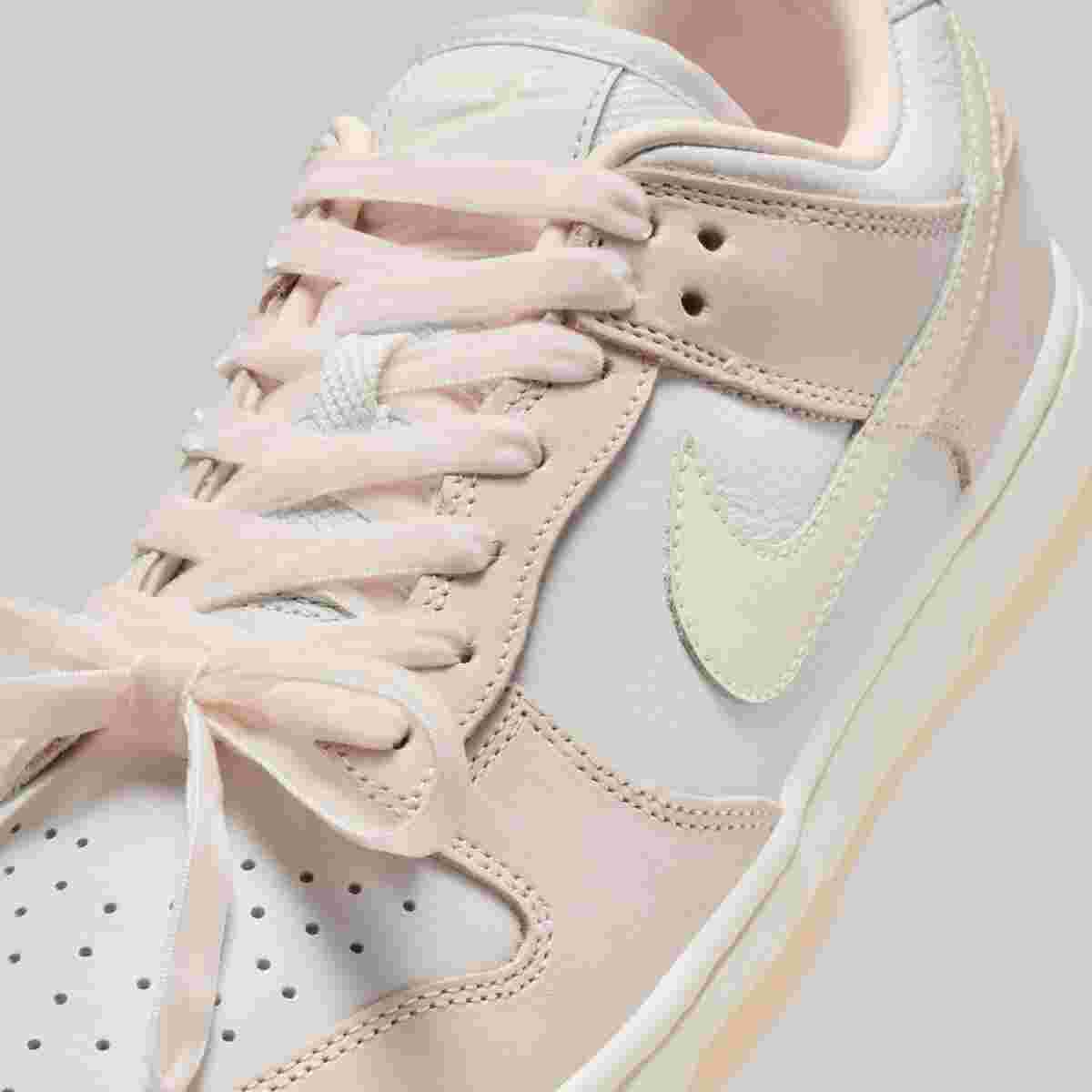 Nike Dunk Low, Nike - 耐克 Dunk Low "輕柔粉色 "鞋款配有天鵝絨鞋帶