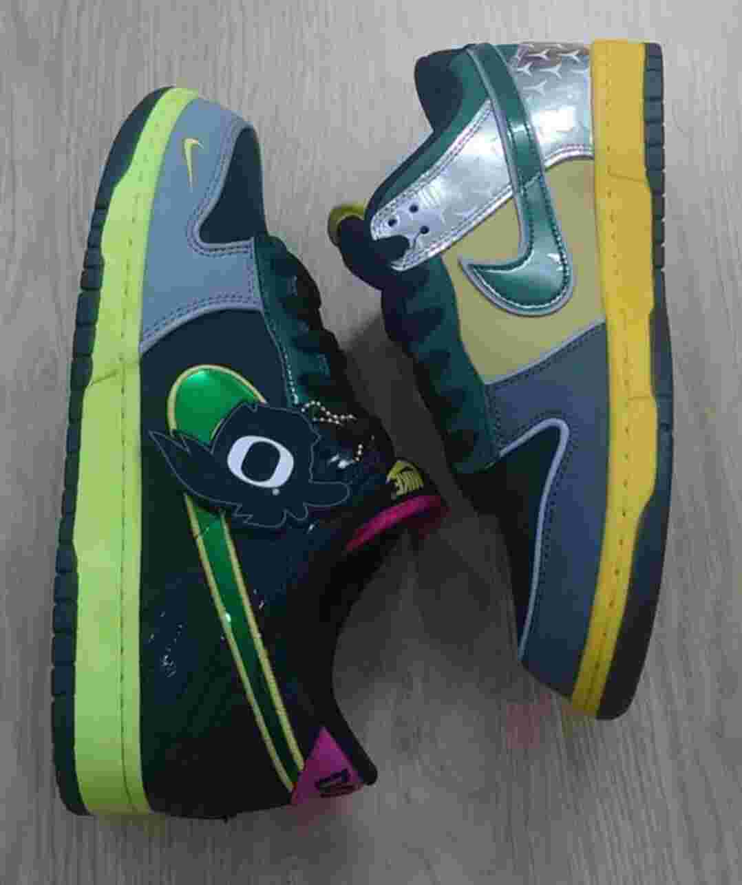 Oregon Ducks, Nike Dunk Low, Nike - 耐克 Dunk Low "What The Ducks Of A Feather "套裝，限量 5,000 雙