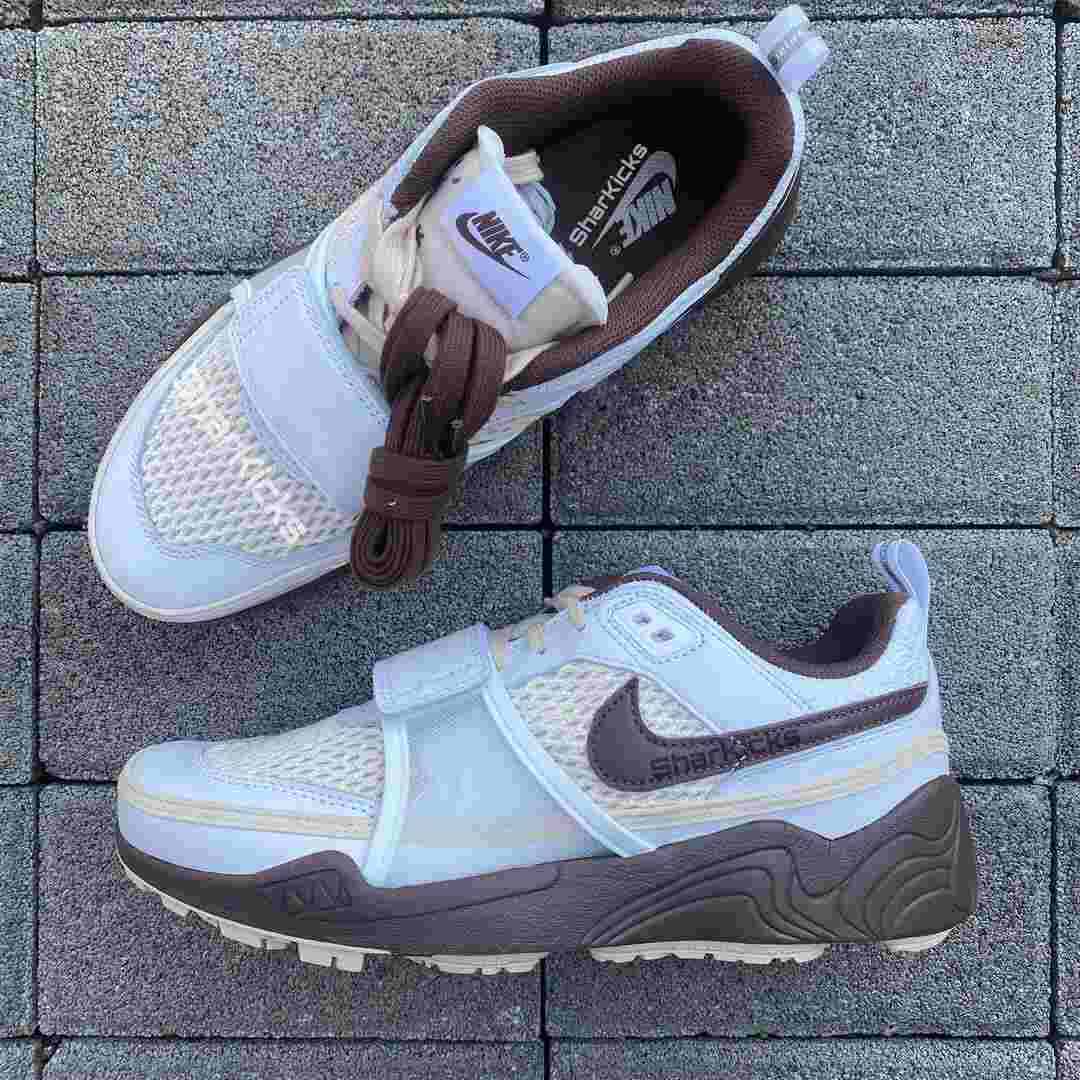 Travis Scott, Nike Zoom Field Jaxx, Nike - 特拉維斯-斯科特 x 耐克 Zoom Field Jaxx "淡巧克力 "2024 年假日發佈