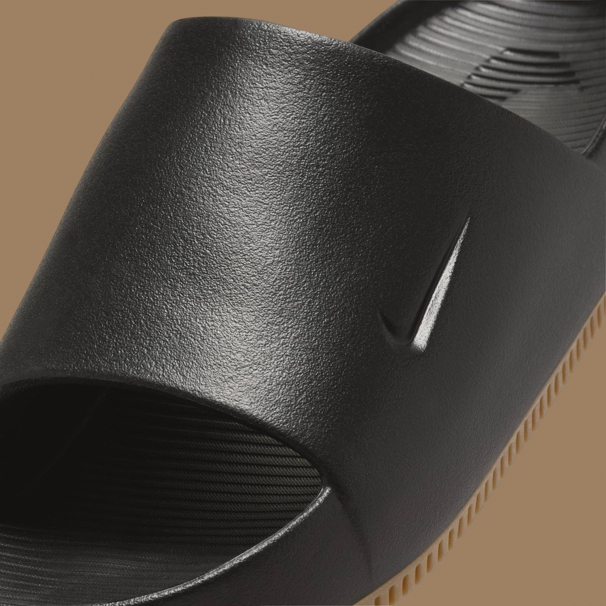 耐克 Calm Slide "黑膠 "2024 年秋季發佈 Nike Calm Slide, Nike - 耐克 Calm Slide "黑膠 "2024 年秋季發佈