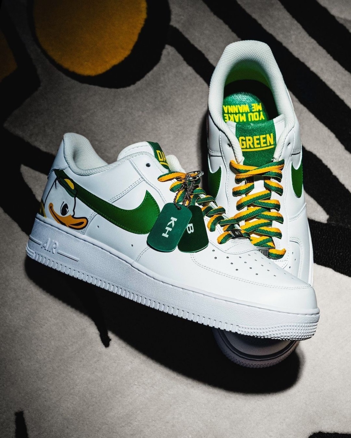 Oregon Ducks, Nike Air Force 1 Low, Nike Air Force 1, Nike - 俄勒岡州隊在與俄亥俄州隊比賽前向 "大學游戲日 "工作人員贈送定製耐克 Air Force 1 低幫鞋