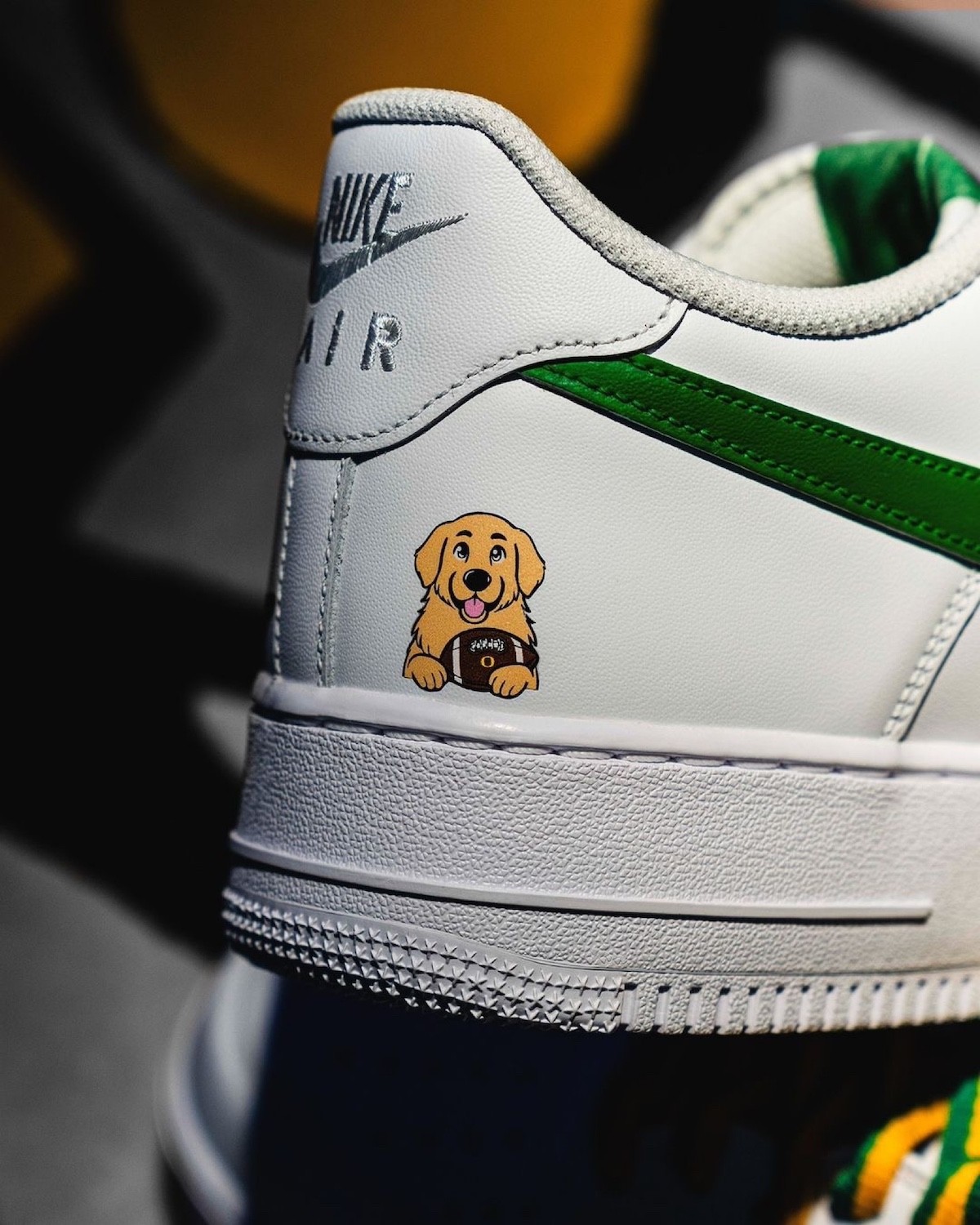 Oregon Ducks, Nike Air Force 1 Low, Nike Air Force 1, Nike - 俄勒岡州隊在與俄亥俄州隊比賽前向 "大學游戲日 "工作人員贈送定製耐克 Air Force 1 低幫鞋