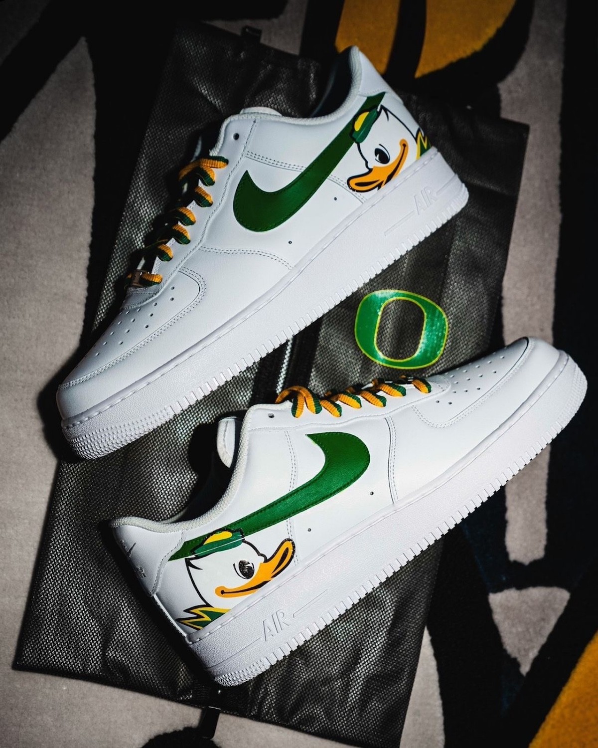 Oregon Ducks, Nike Air Force 1 Low, Nike Air Force 1, Nike - 俄勒岡州隊在與俄亥俄州隊比賽前向 "大學游戲日 "工作人員贈送定製耐克 Air Force 1 低幫鞋