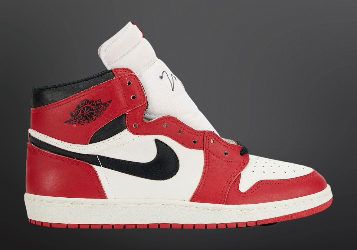 Air Jordan 1 Chicago, Air Jordan 1, Air Jordan - 米高-喬丹親筆簽名的 1985 Air Jordan 1 "Chicago" 樣品在蘇富比拍賣會上拍出