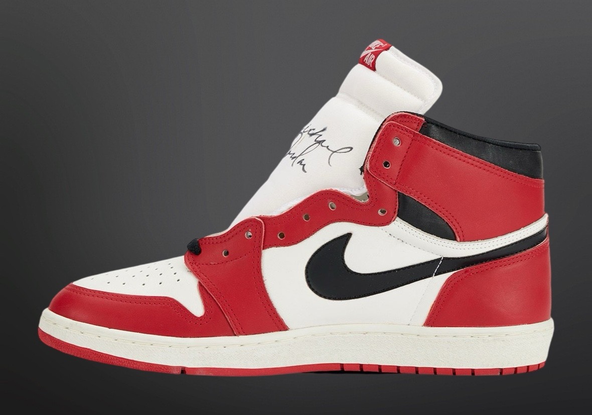 Air Jordan 1 Chicago, Air Jordan 1, Air Jordan - 米高-喬丹親筆簽名的 1985 Air Jordan 1 "Chicago" 樣品在蘇富比拍賣會上拍出