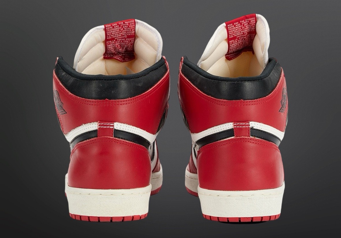 Air Jordan 1 Chicago, Air Jordan 1, Air Jordan - 米高-喬丹親筆簽名的 1985 Air Jordan 1 "Chicago" 樣品在蘇富比拍賣會上拍出