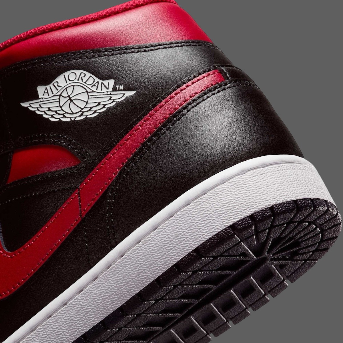 Air Jordan 1 Mid, Air Jordan 1, Air Jordan - Air Jordan 1 Mid "Bred "於 2025 年以全新面貌回歸