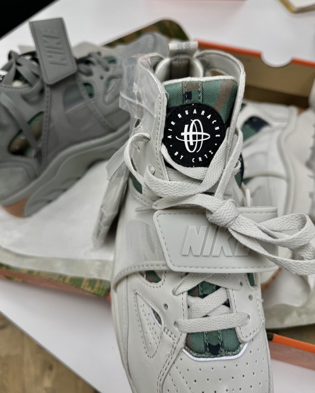 Nike Air Trainer Huarache, Nike, Corteiz - Corteiz x Nike Air Trainer Huarache "淺骨色 "將於 2024 年假日發佈