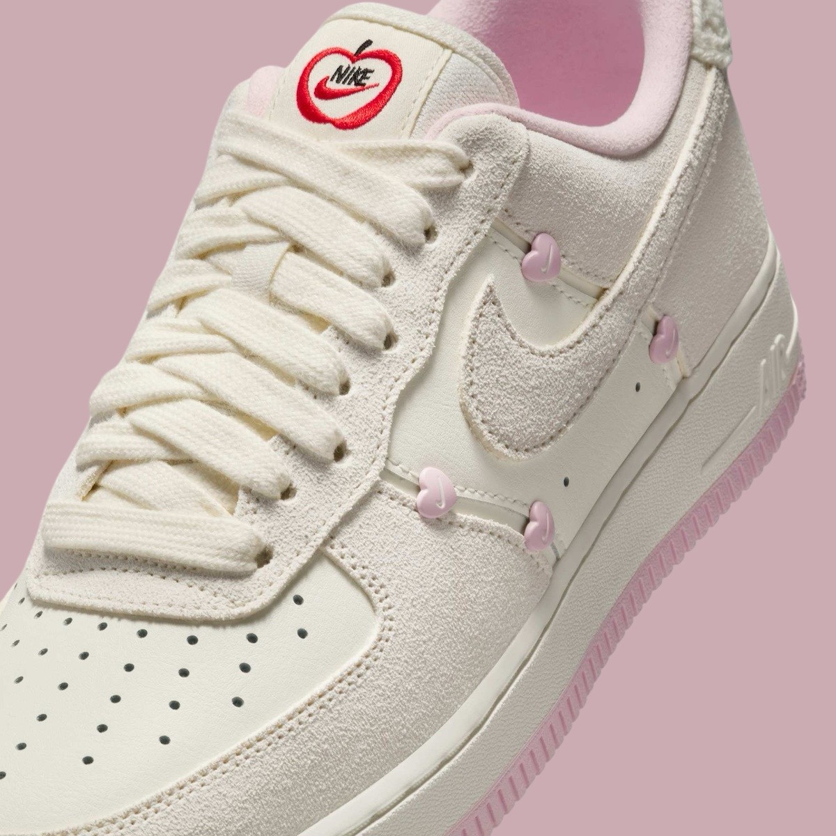 Nike Air Force 1 Low, Nike Air Force 1, Nike - 耐克 Air Force 1 低配版 "情人節 "配迷你心形圖案