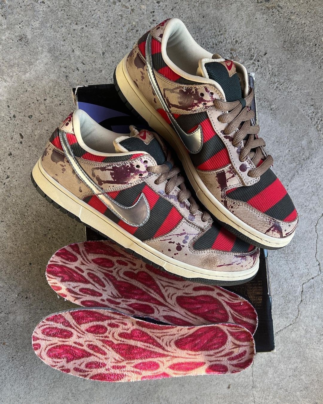 Nike SB Dunk Low Freddy Krueger, Nike SB Dunk Low, Nike - 為什麼耐克 SB Dunk Low "Freddy Krueger" 是萬聖節的終極聖杯球鞋？