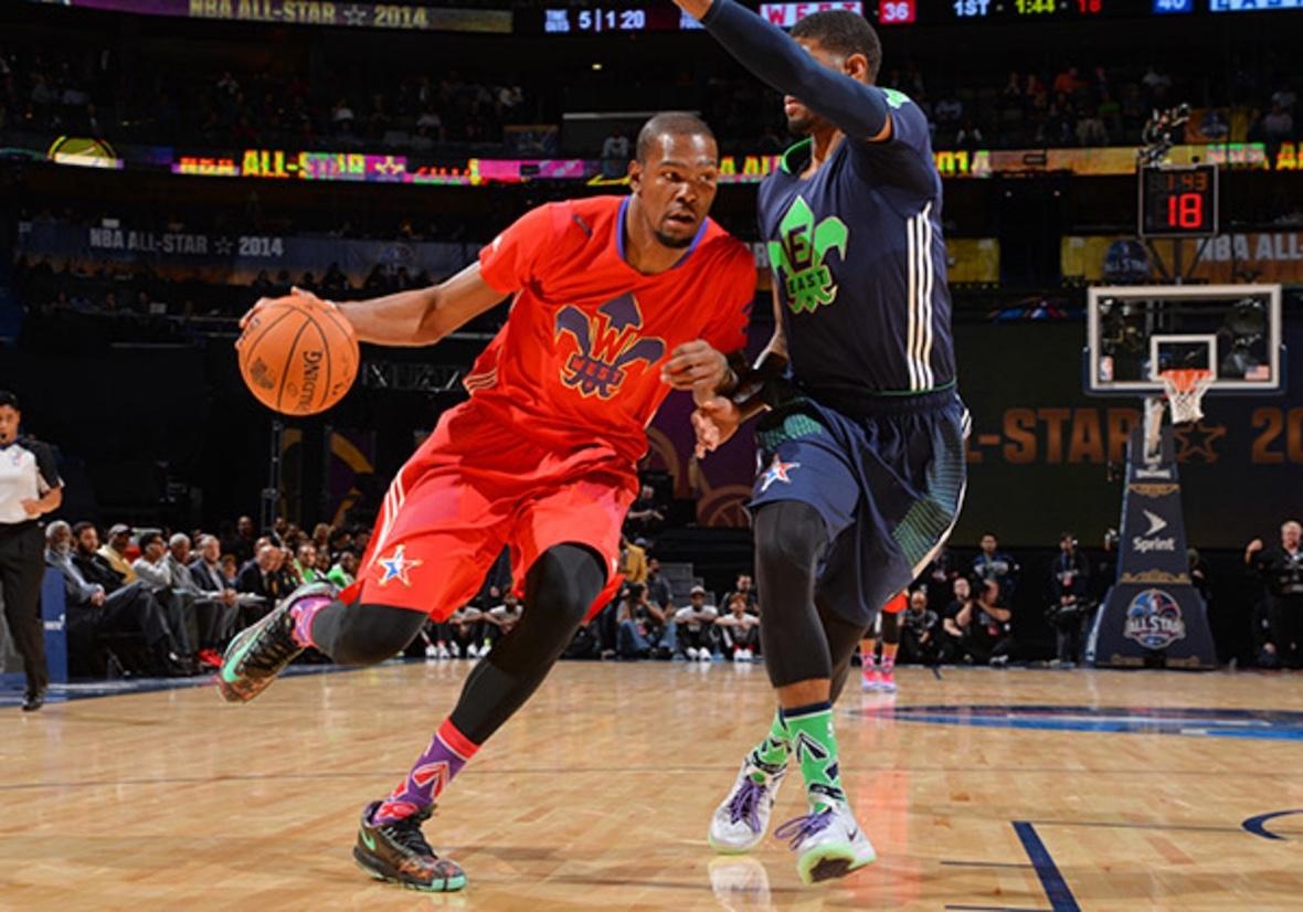 凱文-杜蘭特在 2014 年新奧爾良 NBA 全明星賽上展示 Nike KD 6 "Illusion"。 Kevin Durant drives past a defender during the 2014 NBA All-Star Game wearing the Nike KD 6 "Illusion" sneakers and red West All-Star uniform.