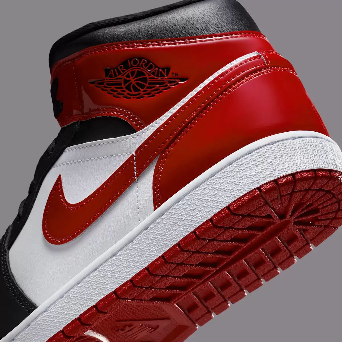 Air Jordan 1 Mid "Bred Toe "獲得亮面漆面改造 Air Jordan 1 Mid, Air Jordan 1 Bred Toe, Air Jordan 1 - Air Jordan 1 Mid "Bred Toe "獲得亮面漆面改造