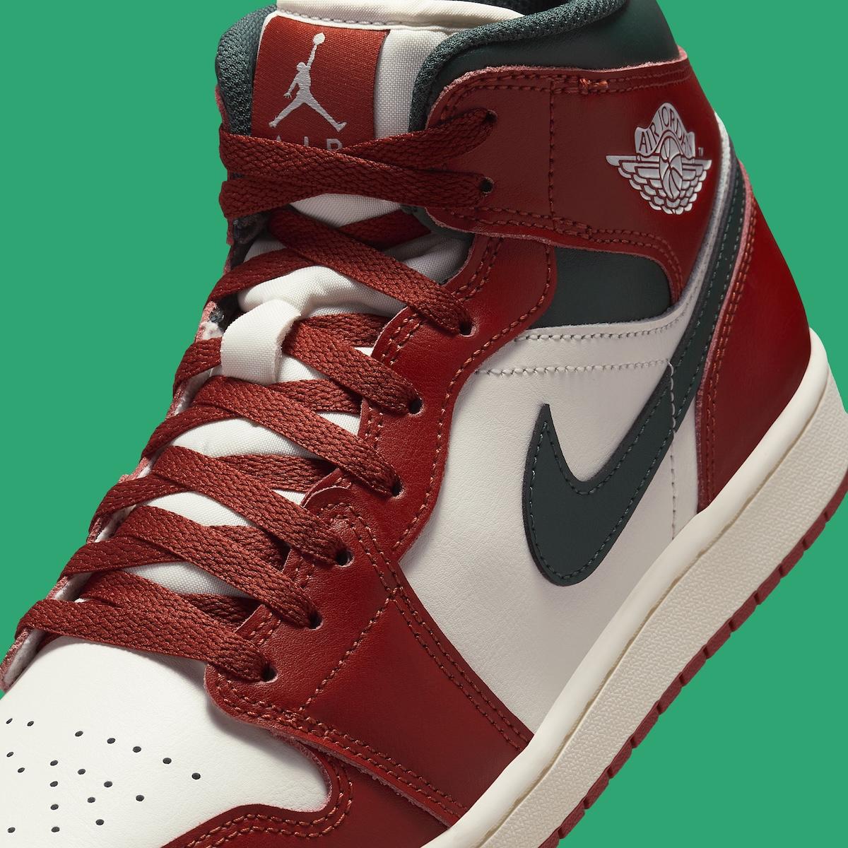 Air Jordan 1 Mid "紅石/午夜綠 "為節日助興 Air Jordan 1 Mid, Air Jordan 1, Air Jordan - Air Jordan 1 Mid "紅石/午夜綠 "為節日助興