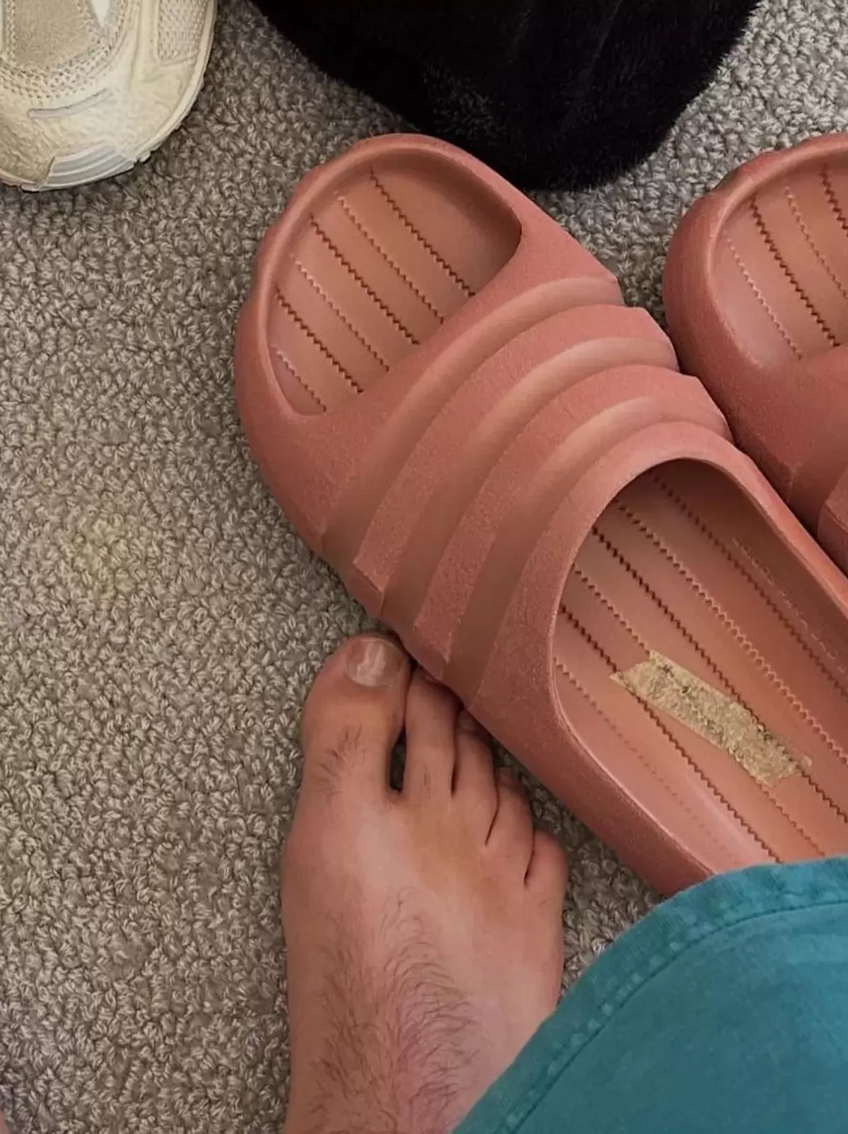 壞兔子預覽阿迪達斯新款拖鞋 YEEZY, Bad Bunny, adidas - 壞兔子預覽阿迪達斯新款拖鞋
