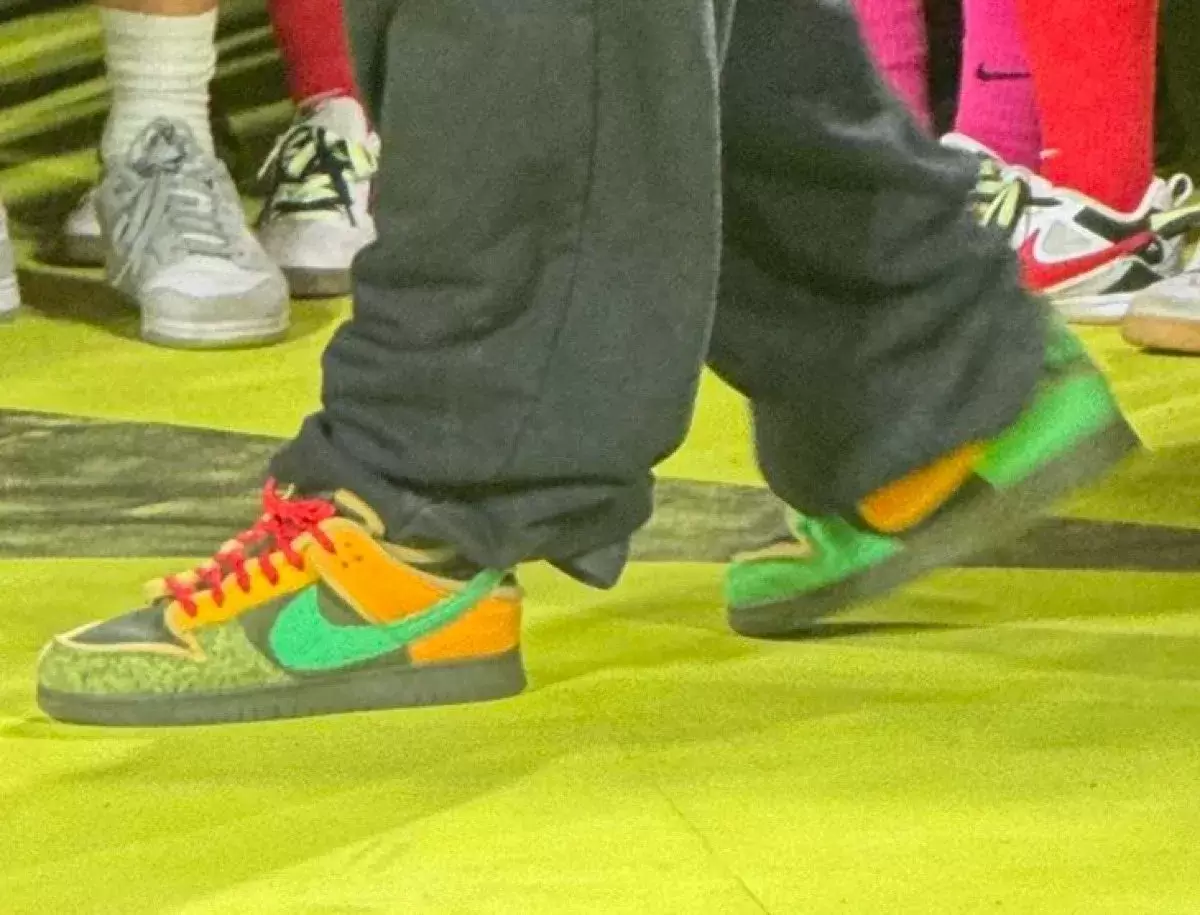特拉維斯-斯科特亮相 CPFM x 耐克沼澤海綿低幫扣籃大賽 Travis Scott, Nike Dunk Low, Nike, Cactus Plant Flea Market - 特拉維斯-斯科特亮相 CPFM x 耐克沼澤海綿低幫扣籃大賽