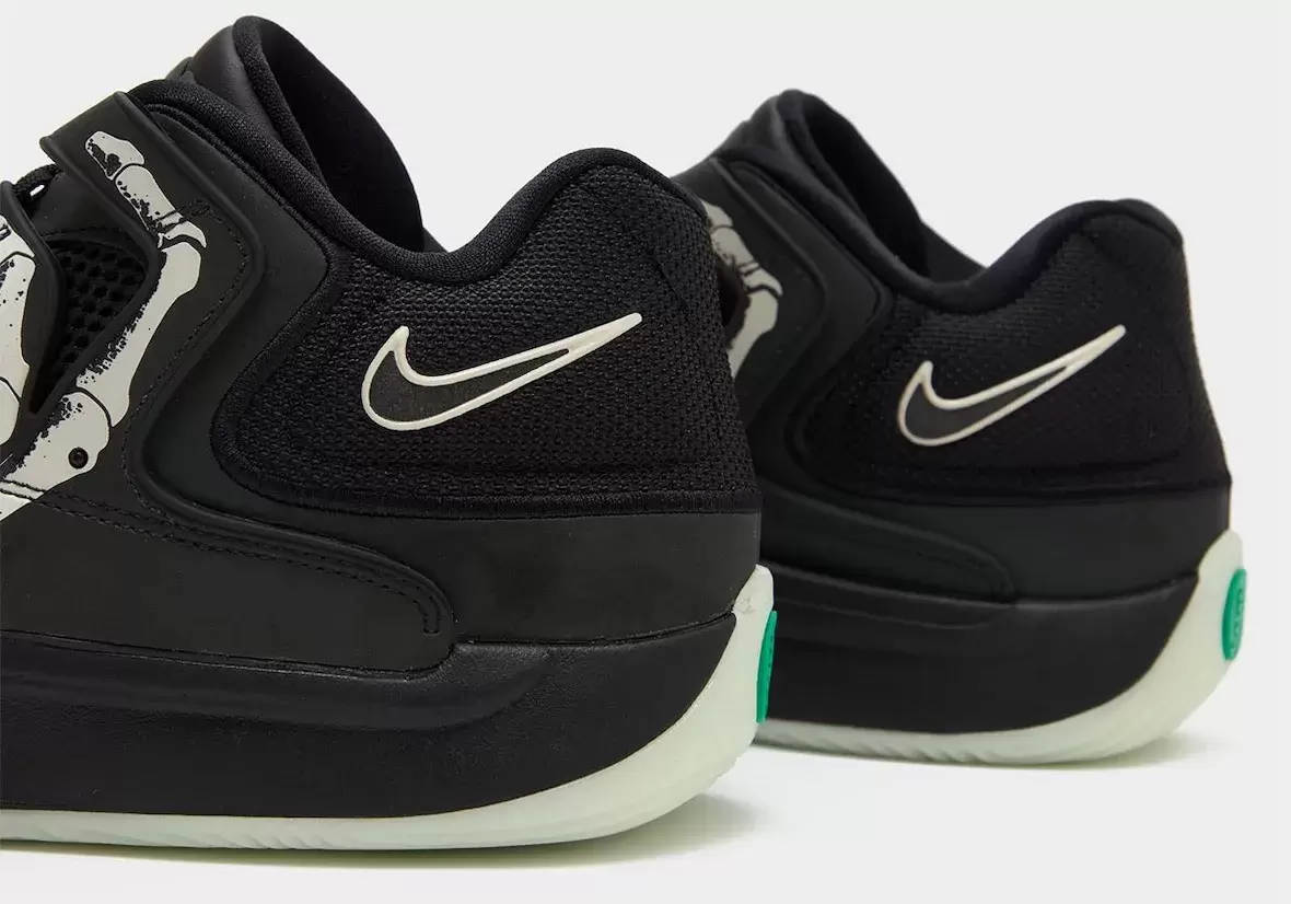 耐克 KD 18 "萬聖節 "零售店圖片配骷髏圖案 Nike KD 18, Nike - 耐克 KD 18 "萬聖節 "零售店圖片配骷髏圖案