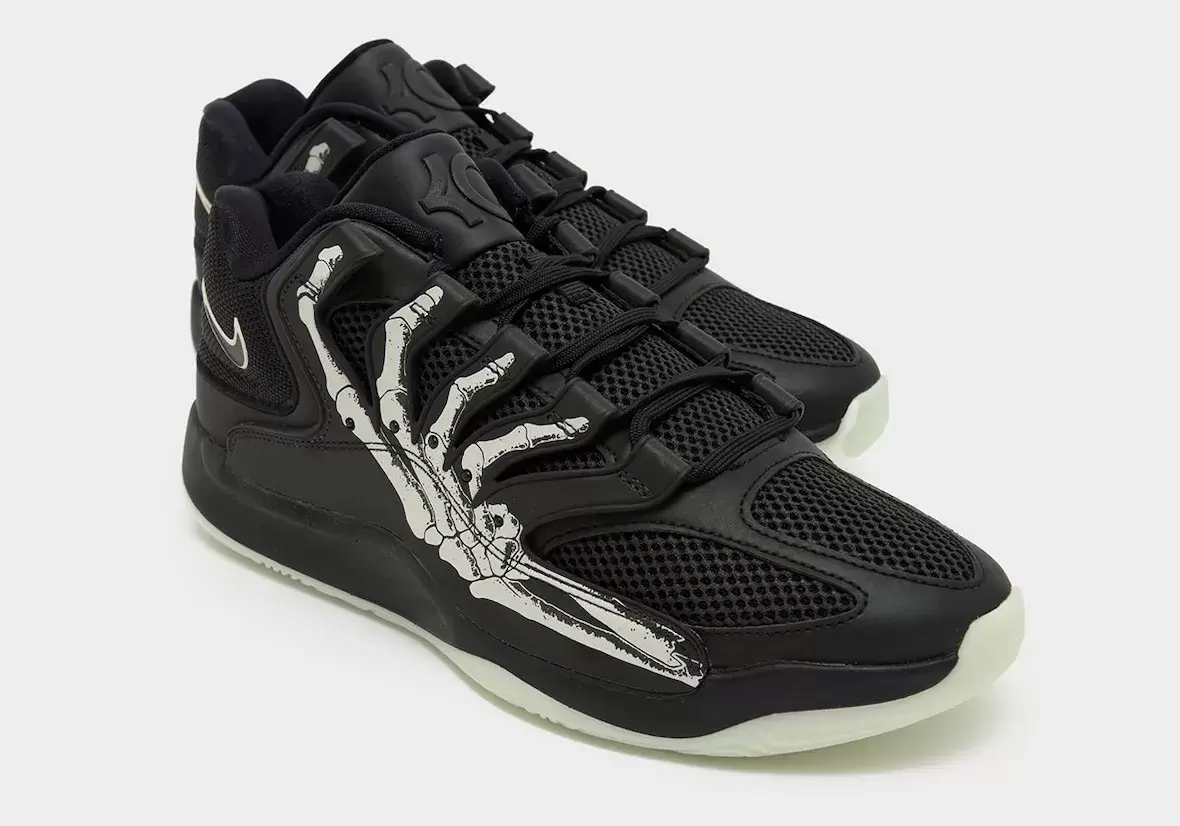 耐克 KD 18 "萬聖節 "零售店圖片配骷髏圖案 Nike KD 18, Nike - 耐克 KD 18 "萬聖節 "零售店圖片配骷髏圖案