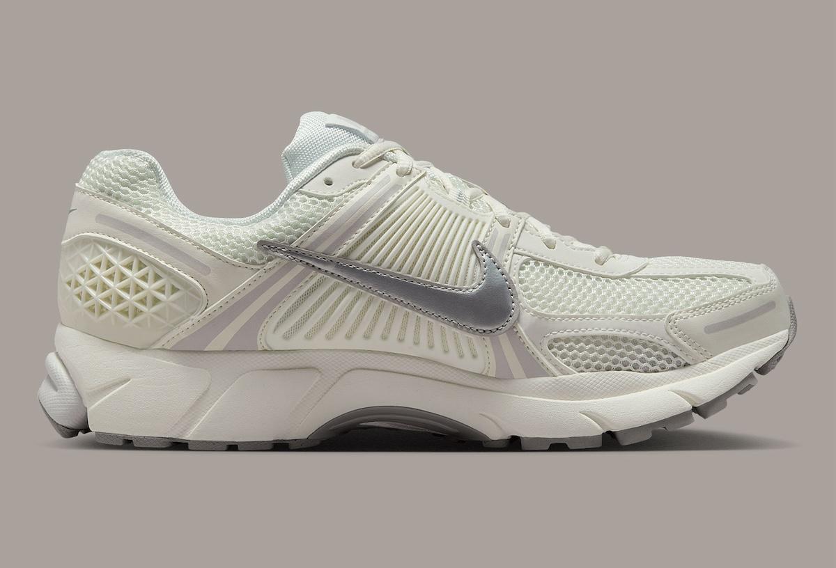 耐克 Zoom Vomero 5 "Sail "配備金屬菱形圖案 Nike Zoom Vomero 5, Nike - 耐克 Zoom Vomero 5 "Sail "配備金屬菱形圖案