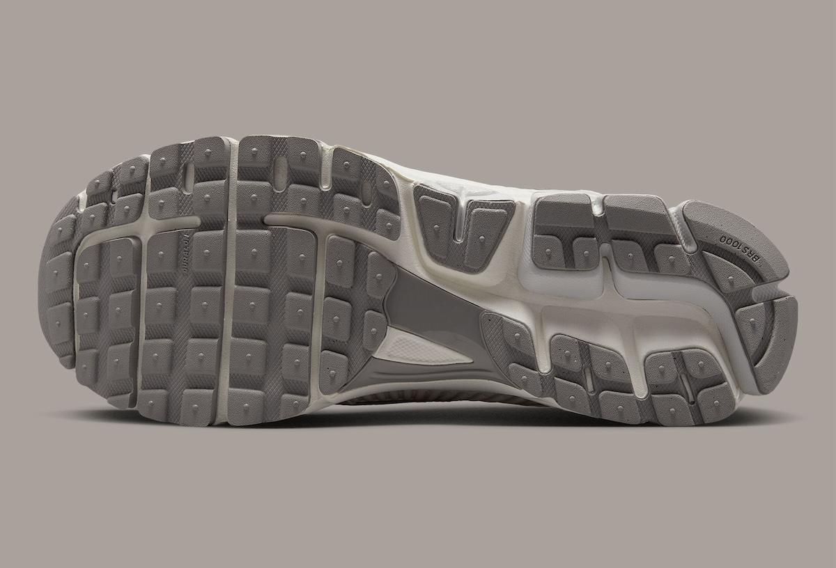 耐克 Zoom Vomero 5 "Sail "配備金屬菱形圖案 Nike Zoom Vomero 5, Nike - 耐克 Zoom Vomero 5 "Sail "配備金屬菱形圖案