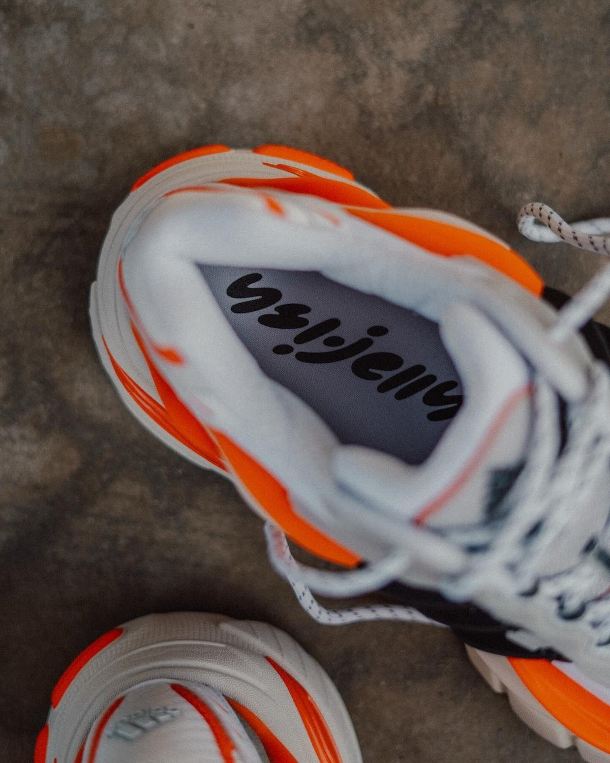 Pharrell x adidas Adistar Jellyfish Insole Branding – A view of the insole featuring Pharrell's handwritten Jellyfish branding, adding a unique touch to the sneaker』s design. Pharrell x adidas Adistar Jellyfish Insole Branding – A view of the insole featuring Pharrell's handwritten Jellyfish branding, adding a unique touch to the sneaker』s design.