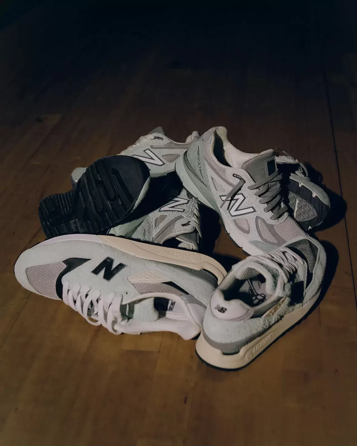惠特克集團 x New Balance 990v4 和 998 支持 "故意偏袒教育"。 New Balance 998, New Balance 990v4, New Balance 990, New Balance - 惠特克集團 x New Balance 990v4 和 998 支持 "故意偏袒教育"。