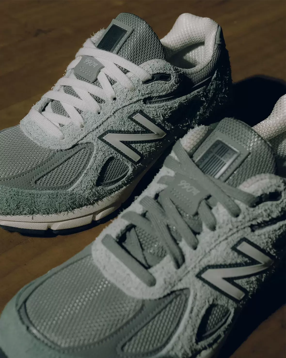惠特克集團 x New Balance 990v4 和 998 支持 "故意偏袒教育"。 New Balance 998, New Balance 990v4, New Balance 990, New Balance - 惠特克集團 x New Balance 990v4 和 998 支持 "故意偏袒教育"。
