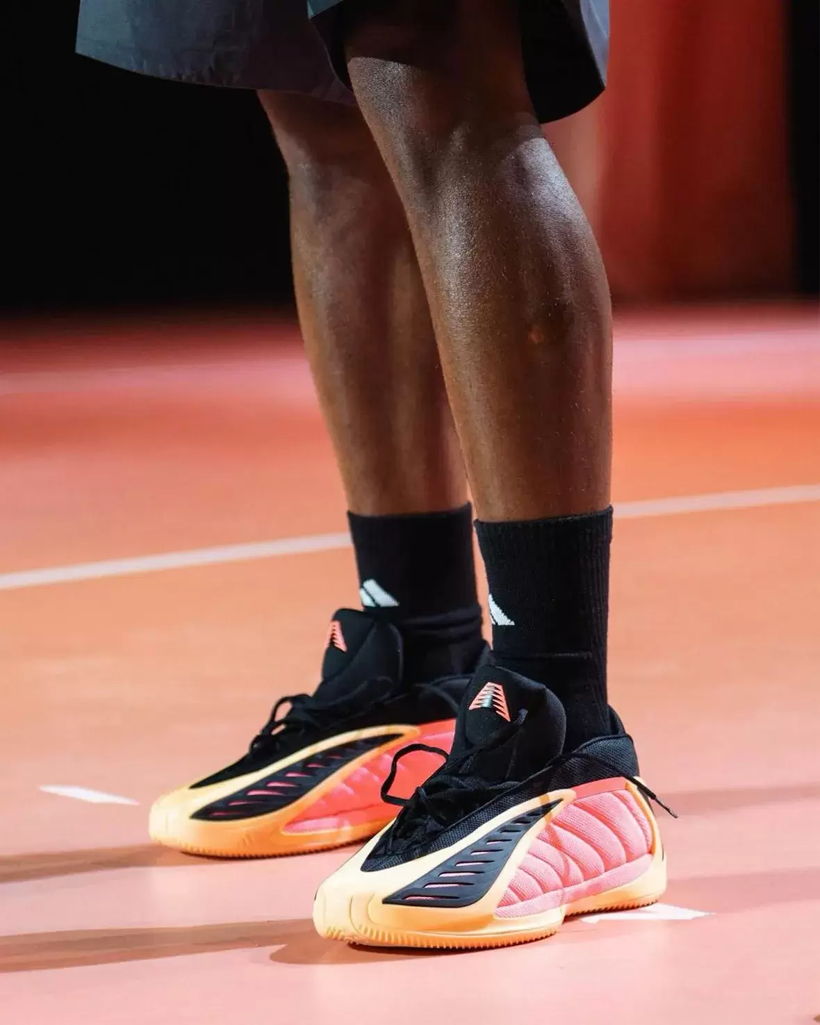 阿迪達斯-安東尼-愛德華茲 2 "與愛同行 "10 月 4 日發佈 Anthony Edwards, adidas Anthony Edwards 2, adidas AE 2, adidas - 阿迪達斯-安東尼-愛德華茲 2 "與愛同行 "10 月 4 日發佈