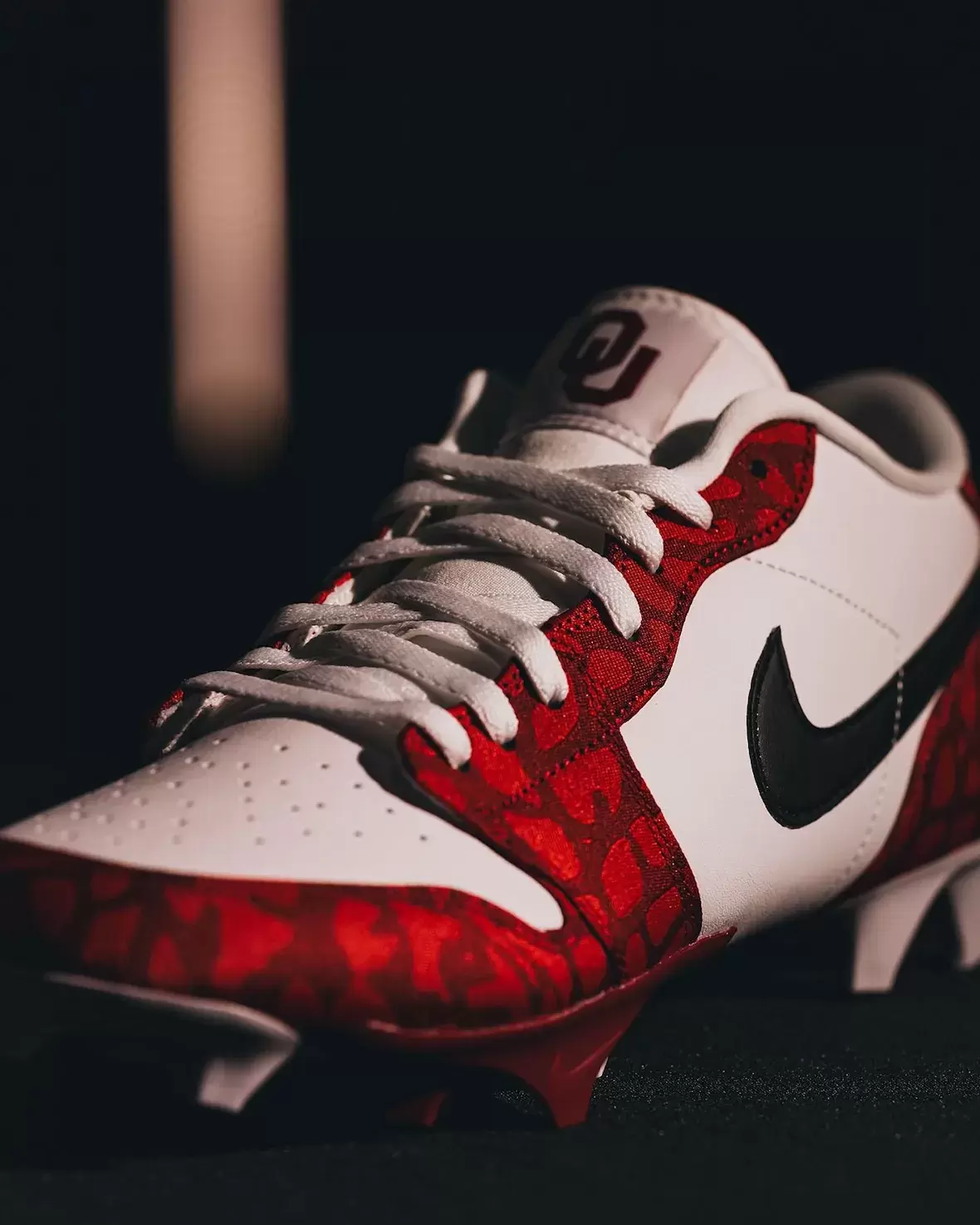 俄克拉荷馬州 Sooners 為 2025 橄欖球賽季推出 Air Jordan PE 球鞋 Oklahoma Sooners, Air Jordan 4 Oklahoma Sooners, Air Jordan 4, Air Jordan 1 Low, Air Jordan 1 - 俄克拉荷馬州 Sooners 為 2025 橄欖球賽季推出 Air Jordan PE 球鞋