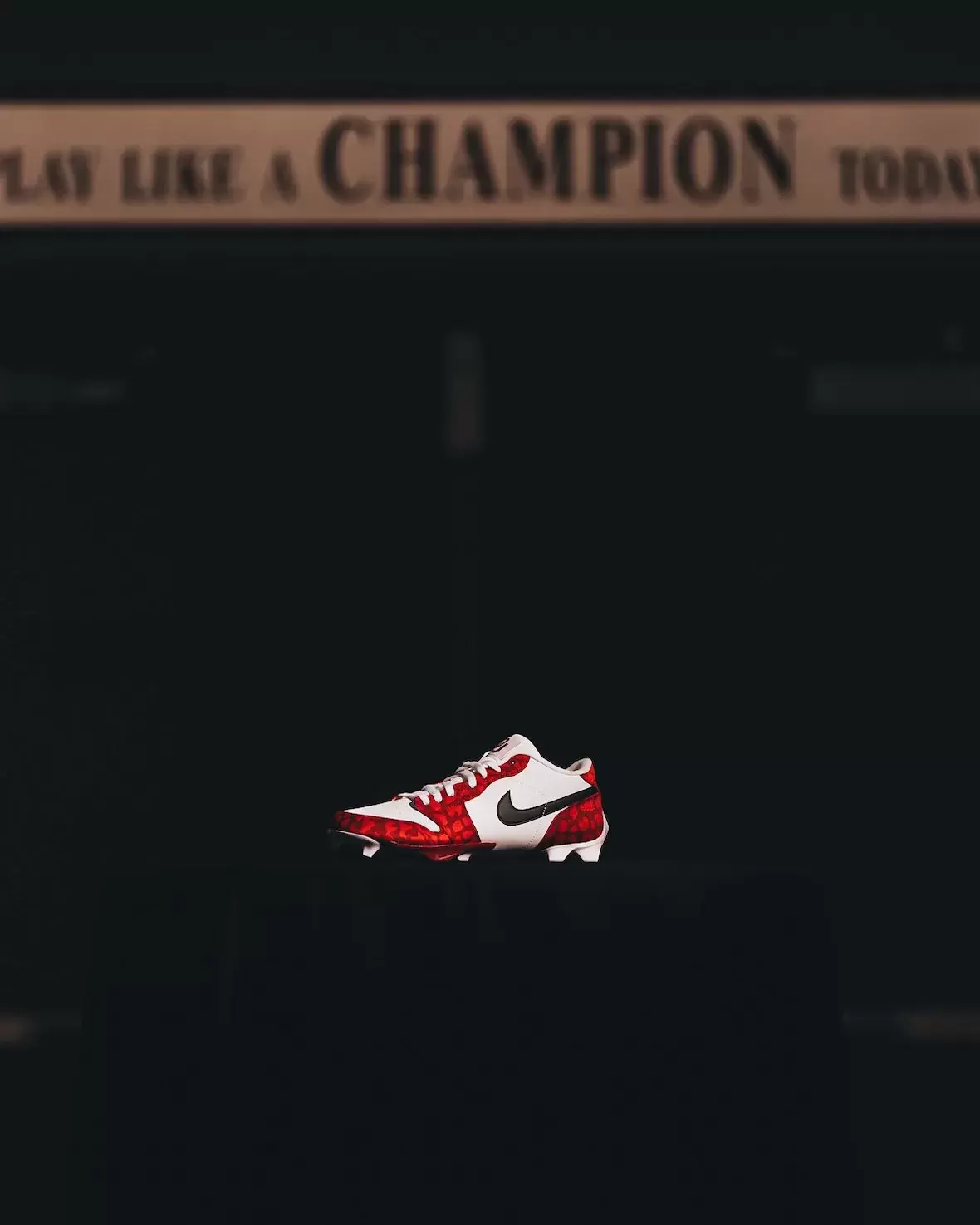 俄克拉荷馬州 Sooners 為 2025 橄欖球賽季推出 Air Jordan PE 球鞋 Oklahoma Sooners, Air Jordan 4 Oklahoma Sooners, Air Jordan 4, Air Jordan 1 Low, Air Jordan 1 - 俄克拉荷馬州 Sooners 為 2025 橄欖球賽季推出 Air Jordan PE 球鞋