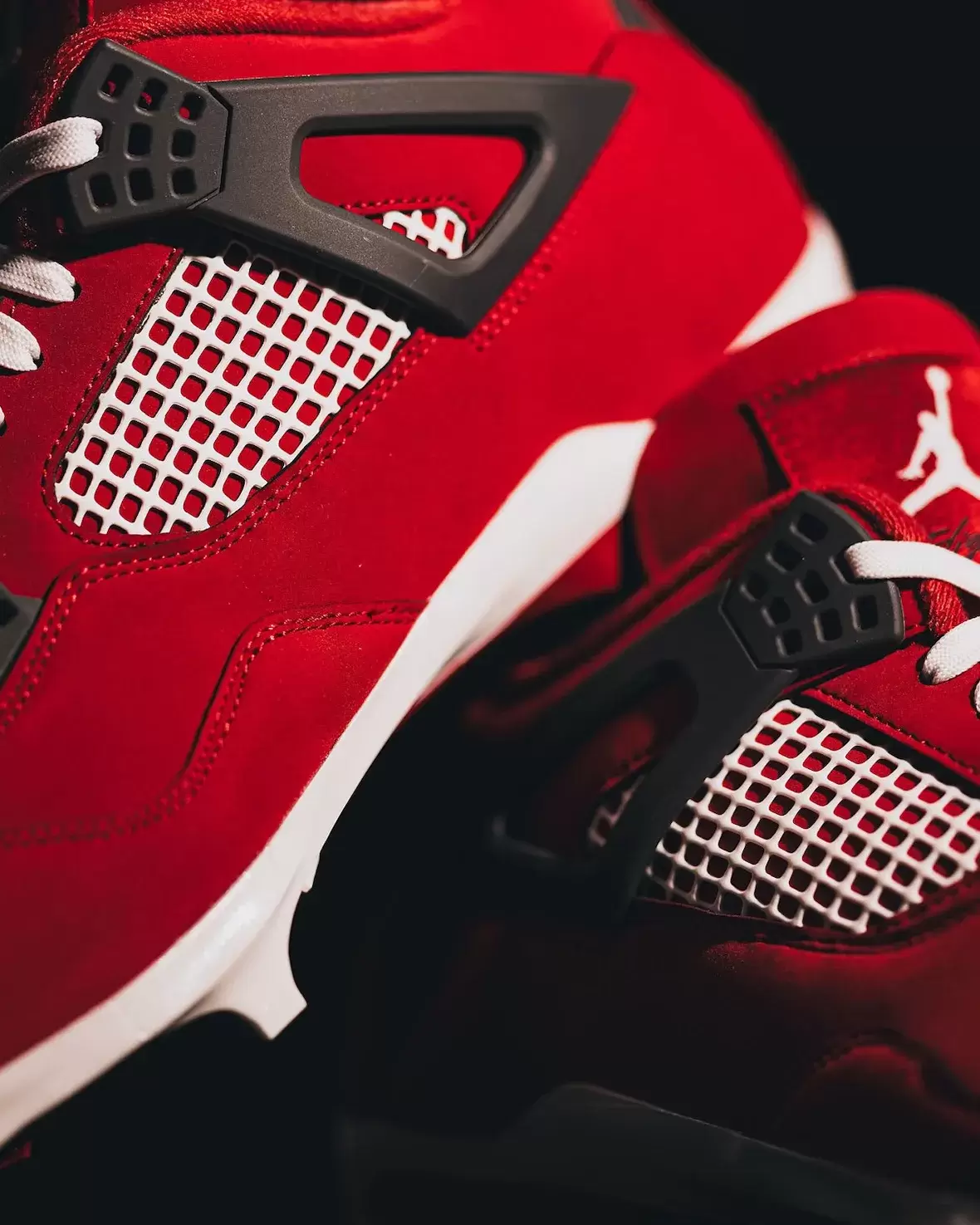 俄克拉荷馬州 Sooners 為 2025 橄欖球賽季推出 Air Jordan PE 球鞋 Oklahoma Sooners, Air Jordan 4 Oklahoma Sooners, Air Jordan 4, Air Jordan 1 Low, Air Jordan 1 - 俄克拉荷馬州 Sooners 為 2025 橄欖球賽季推出 Air Jordan PE 球鞋