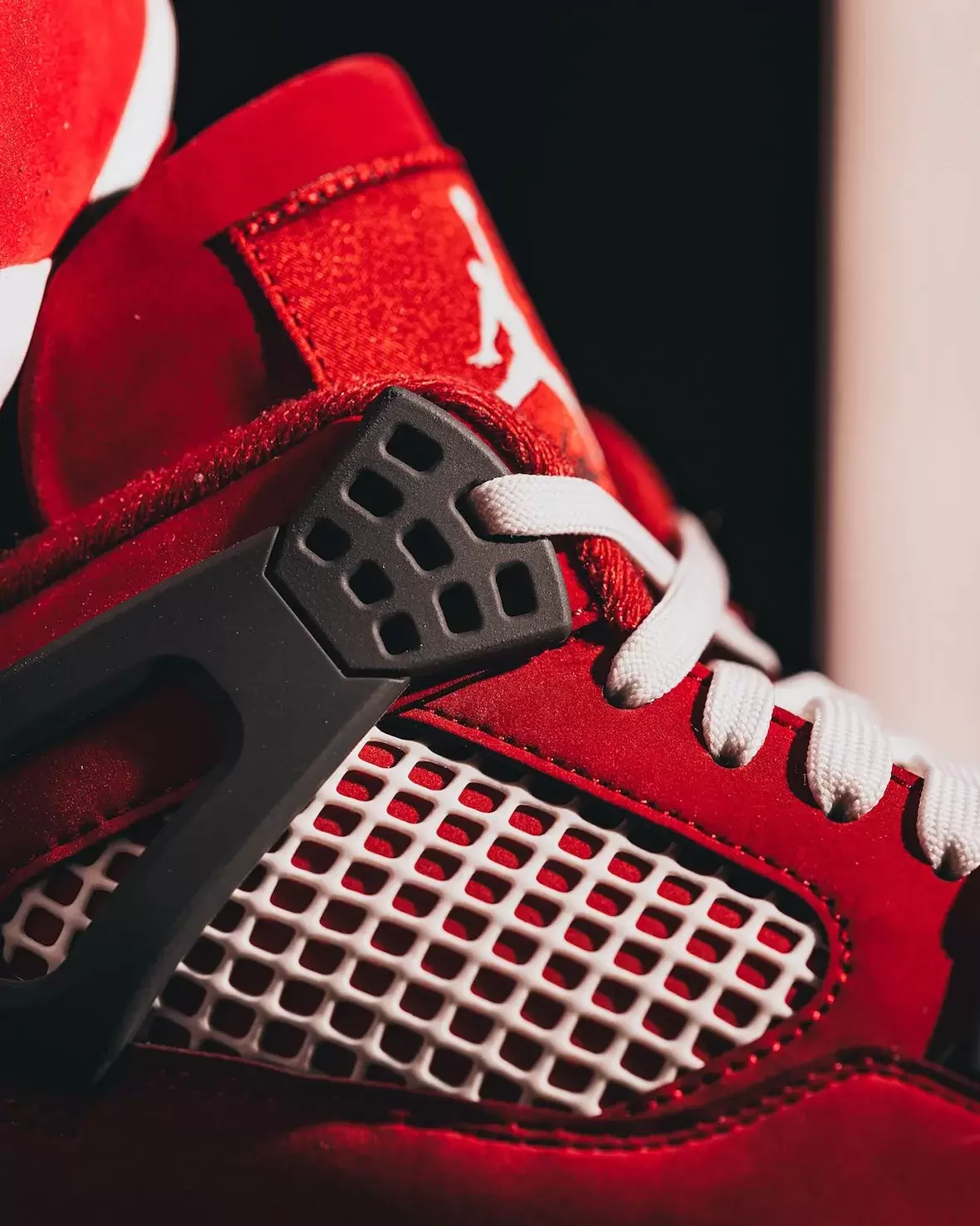 俄克拉荷馬州 Sooners 為 2025 橄欖球賽季推出 Air Jordan PE 球鞋 Oklahoma Sooners, Air Jordan 4 Oklahoma Sooners, Air Jordan 4, Air Jordan 1 Low, Air Jordan 1 - 俄克拉荷馬州 Sooners 為 2025 橄欖球賽季推出 Air Jordan PE 球鞋