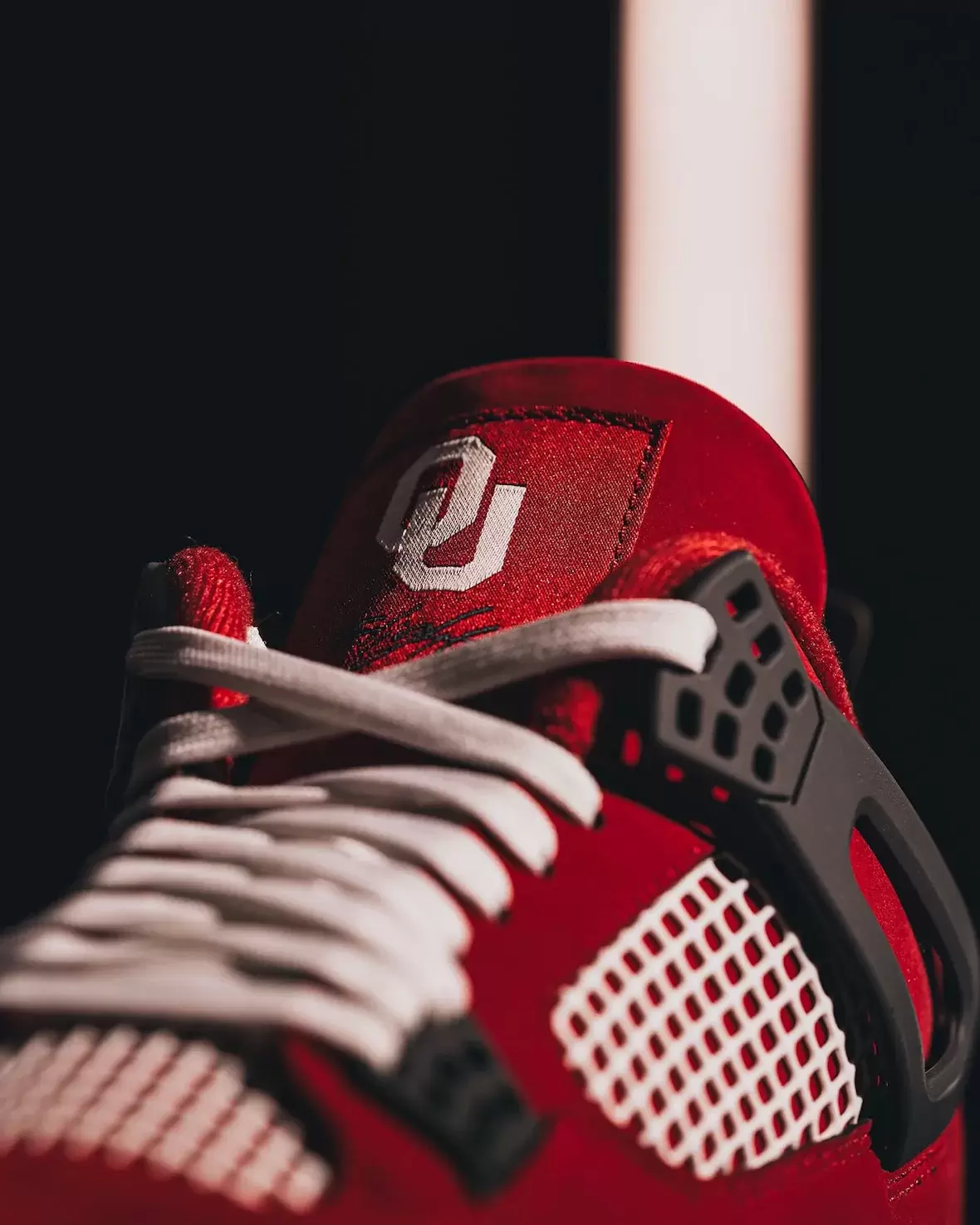 俄克拉荷馬州 Sooners 為 2025 橄欖球賽季推出 Air Jordan PE 球鞋 Oklahoma Sooners, Air Jordan 4 Oklahoma Sooners, Air Jordan 4, Air Jordan 1 Low, Air Jordan 1 - 俄克拉荷馬州 Sooners 為 2025 橄欖球賽季推出 Air Jordan PE 球鞋