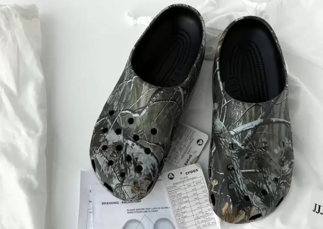 JJJJound, Crocs - JJJJound 揭示 2025 年秋季 Crocs 經典木屐 "Realtree 迷彩 "系列